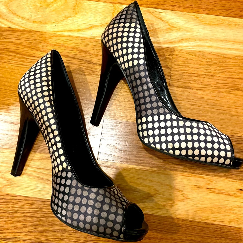 Ladies Nine West Peekaboo Dot Heel, Navy, Gray & White tones, Size 7.5